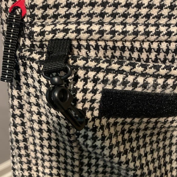 Kavu crossbody purse, houndstooth - Picture 6 of 9